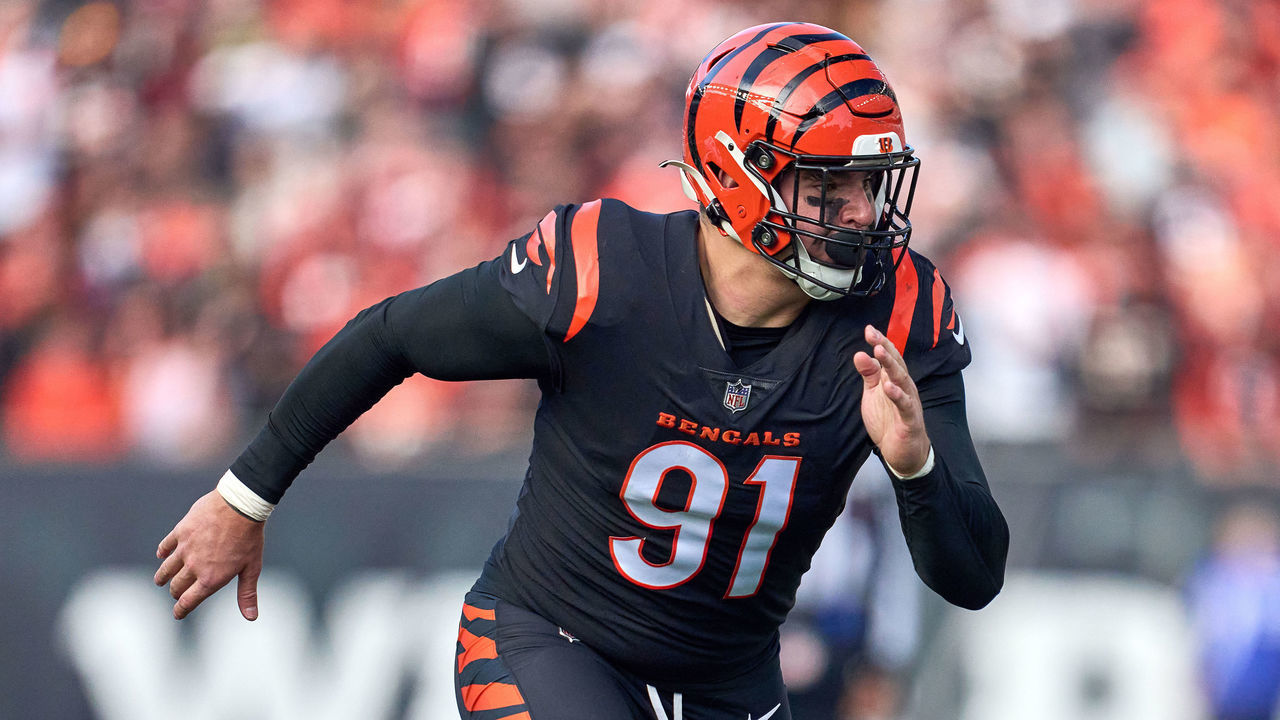 CINCINNATI, OH - DECEMBER 26: Cincinnati Bengals defensive end Trey Hendrickson (91) runs during a game between the Cincinnati Bengals and the Baltimore Ravens on December 26, 2021, at Paul Brown Stadium in Cincinnati, OH.