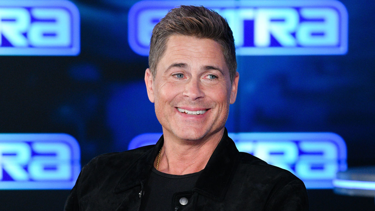 BURBANK, CALIFORNIA - JANUARY 13: Rob Lowe visits "Extra" at Burbank Studios on January 13, 2020 in Burbank, California.
