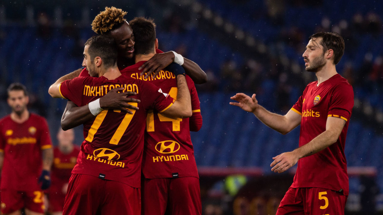 ROME, ITALY - JANUARY 20: Eldor Shomurodov of AS Roma celebrates with team mates after scoring a goal to make it 3-1 during the Coppa Italia match between AS Roma and US Lecce at Stadio Olimpico on January 20, 2022 in Rome, Italy.