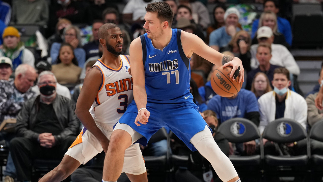 DALLAS, TX - JANUARY 20: Luka Doncic #77 of the Dallas Mavericks handles the ball during the game against Phoenix Suns on January 20, 2022 at the American Airlines Center in Dallas, Texas. Mandatory Copyright Notice: Copyright 2022 NBAE