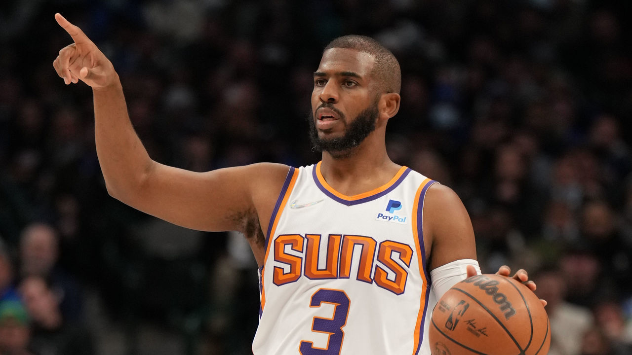 DALLAS, TX - JANUARY 20: Chris Paul #3 of the Phoenix Suns handles the ball during the game against Dallas Mavericks on January 20, 2022 at the American Airlines Center in Dallas, Texas. Mandatory Copyright Notice: Copyright 2022 NBAE