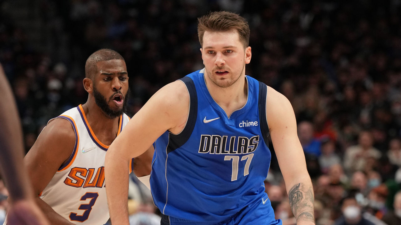 DALLAS, TX - JANUARY 20: Luka Doncic #77 of the Dallas Mavericks drives to the basket during the game against Phoenix Suns on January 20, 2022 at the American Airlines Center in Dallas, Texas. Mandatory Copyright Notice: Copyright 2022 NBAE