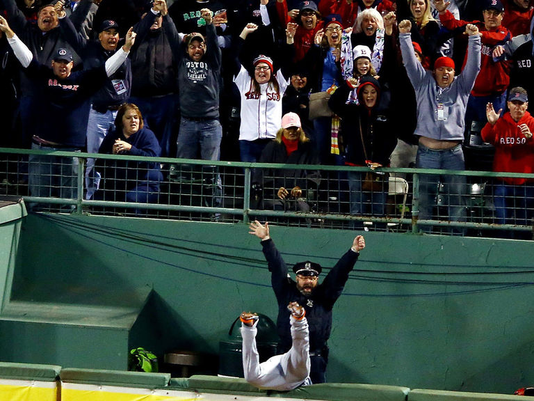 Torii Hunter flips over Fenway fence trying to catch David Ortiz's home run  – New York Daily News