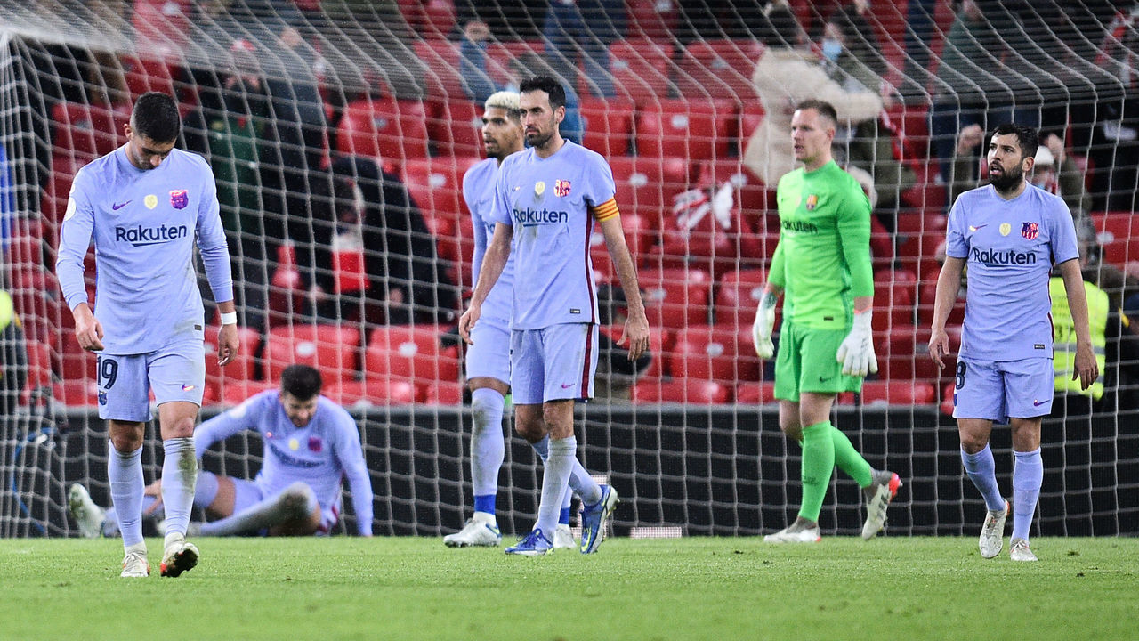 BILBAO, SPAIN - JANUARY 20: FC Barcelona players show their dejection during the Copa Del Rey round of 16 match between Athletic Club and FC Barcelona at San Mames Stadium on January 20, 2022 in Bilbao, Spain.
