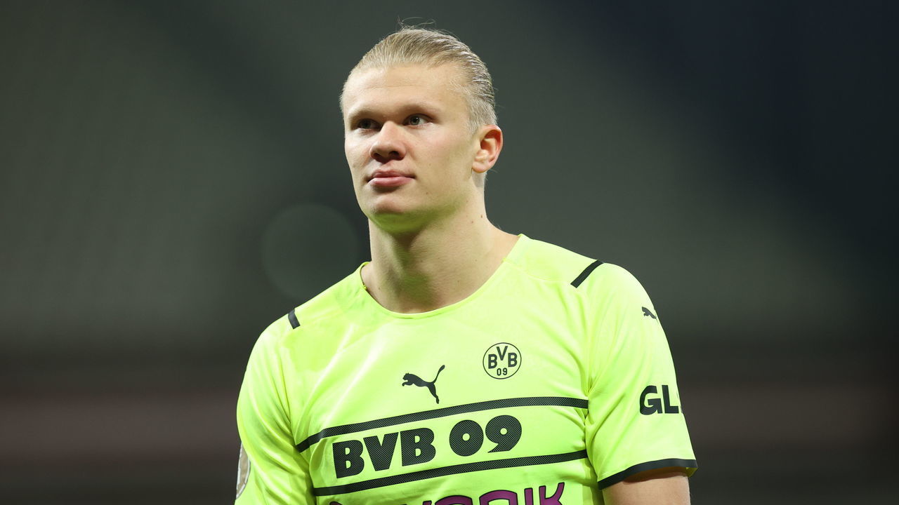 18 January 2022, Hamburg: Soccer: DFB Cup, FC St. Pauli - Borussia Dortmund, Round of 16, Millerntor Stadium. Dortmund's Erling Haaland after the match. IMPORTANT NOTE: In accordance with the regulations of the DFL Deutsche Fußball Liga and the DFB Deutscher Fußball-Bund, it is prohibited to use or have used photographs taken in the stadium and/or of the match in the form of sequence pictures and/or video-like photo series). Photo: Christian Charisius/dpa