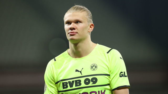18 January 2022, Hamburg: Soccer: DFB Cup, FC St. Pauli - Borussia Dortmund, Round of 16, Millerntor Stadium. Dortmund's Erling Haaland after the match. IMPORTANT NOTE: In accordance with the regulations of the DFL Deutsche Fußball Liga and the DFB Deutscher Fußball-Bund, it is prohibited to use or have used photographs taken in the stadium and/or of the match in the form of sequence pictures and/or video-like photo series). Photo: Christian Charisius/dpa