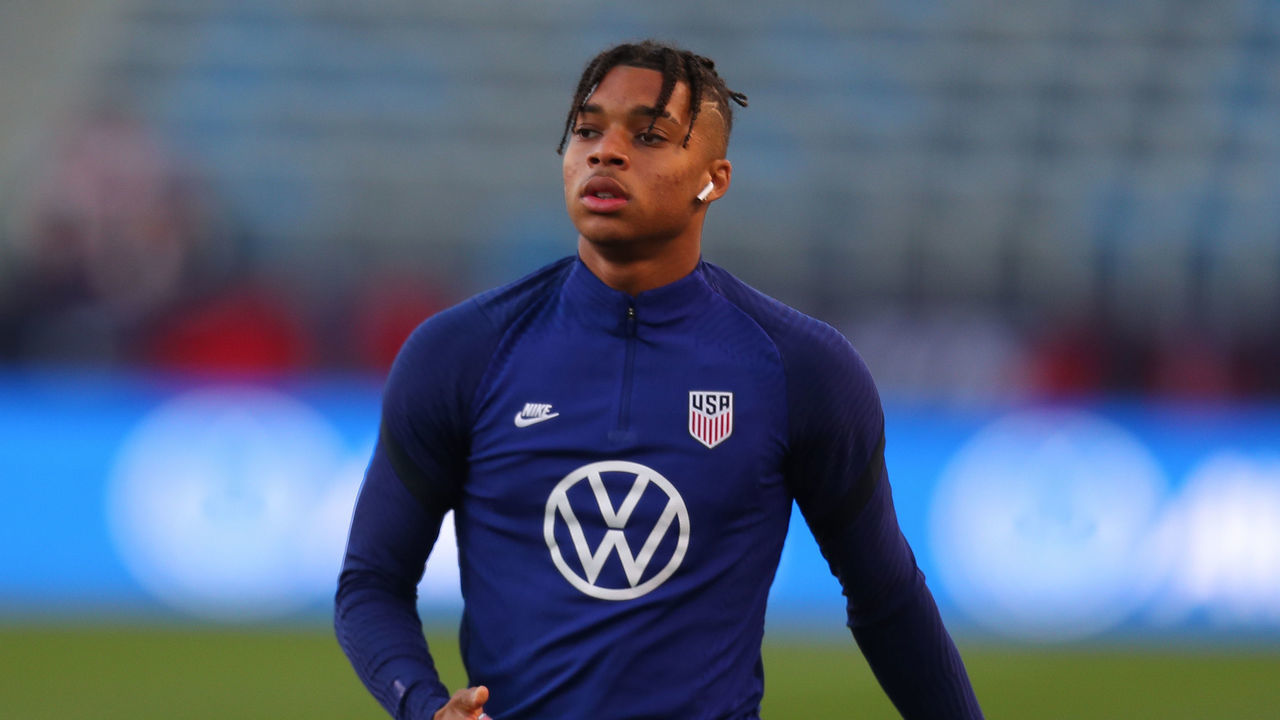 CARSON, CA - DECEMBER 18: Justin Che #17 of United States looks on prior the friendly game between United States and Bosnia and Herzegovina at Dignity Health Sports Park on December 18, 2021 in Carson, California.