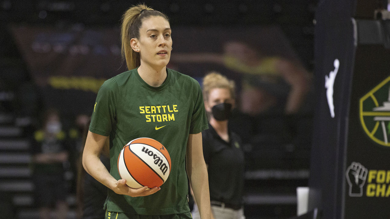 EVERETT, WA - AUGUST 27: Breanna Stewart #30 of the Seattle Storm warms up before the game against the Chicago Sky on August 27, 2021 at the Angel of the Winds Arena, in Everett, Washington. Mandatory Copyright Notice: Copyright 2019 NBAE