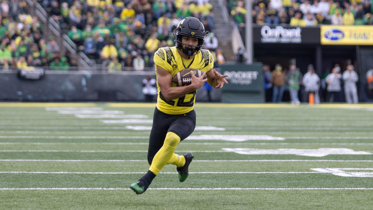 EUGENE, OR - OCTOBER 30: Travis Dye #26 of the Oregon Ducks runs for a touchdown against the Colorado Buffaloes at Autzen Stadium on October 30, 2021 in Eugene, Oregon.