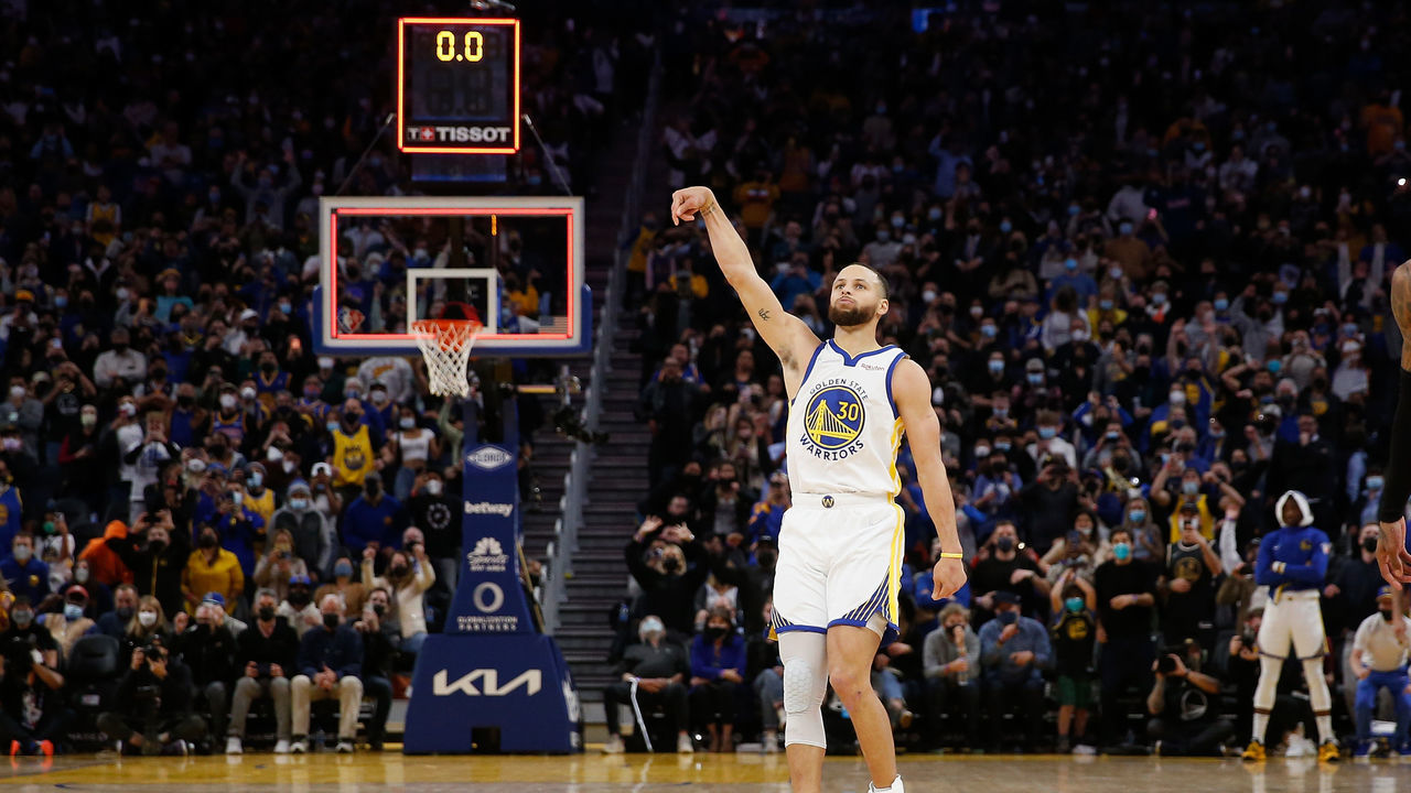 SAN FRANCISCO, CALIFORNIA - JANUARY 21: Stephen Curry #30 of the Golden State Warriors shoots the game-winning shot as time expires to defeat the Houston Rockets at Chase Center on January 21, 2022 in San Francisco, California. NOTE TO USER: User expressly acknowledges and agrees that, by downloading and/or using this photograph, User is consenting to the terms and conditions of the Getty Images License Agreement.