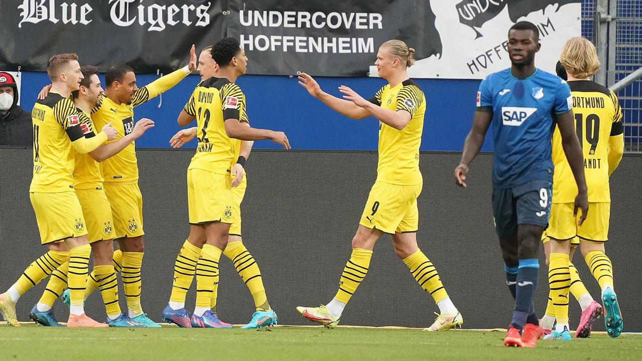 SINSHEIM, GERMANY - JANUARY 22: Erling Haaland of Borussia Dortmund celebrates after scoring his team's first goal with teammates during the Bundesliga match between TSG Hoffenheim and Borussia Dortmund at PreZero-Arena on January 22, 2022 in Sinsheim, Germany.