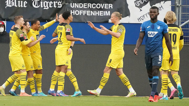 SINSHEIM, GERMANY - JANUARY 22: Erling Haaland of Borussia Dortmund celebrates after scoring his team's first goal with teammates during the Bundesliga match between TSG Hoffenheim and Borussia Dortmund at PreZero-Arena on January 22, 2022 in Sinsheim, Germany.