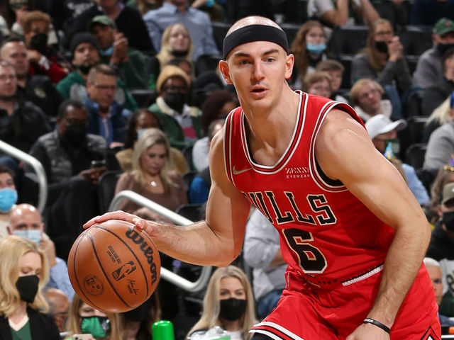MILWAUKEE, WI - JANUARY 21: Alex Caruso #6 of the Chicago Bulls drives to the basket during the game against the Milwaukee Bucks on January 21, 2022 at the Fiserv Forum Center in Milwaukee, Wisconsin. Mandatory Copyright Notice: Copyright 2022 NBAE .