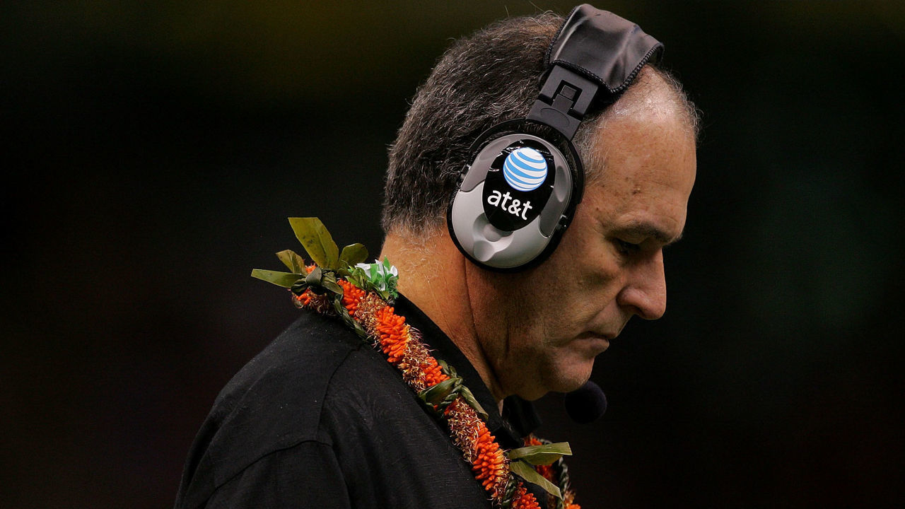NEW ORLEANS - JANUARY 01: Head coach June Jones of the Hawai'i Warriors hangs his head against the Georgia Bulldogs during the Allstate Sugar Bowl at the Louisiana Superdome on January 1, 2008 in New Orleans, Louisiana.