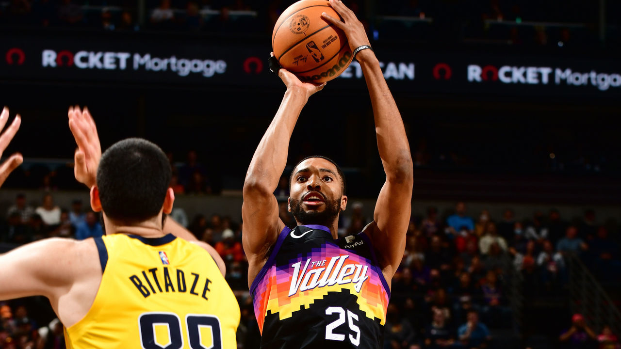 PHOENIX, AZ - JANUARY 22: Mikal Bridges #25 of the Phoenix Suns shoots the ball during the game against the Indiana Pacers on January 22, 2022 at Footprint Center in Phoenix, Arizona. Mandatory Copyright Notice: Copyright 2022 NBAE
