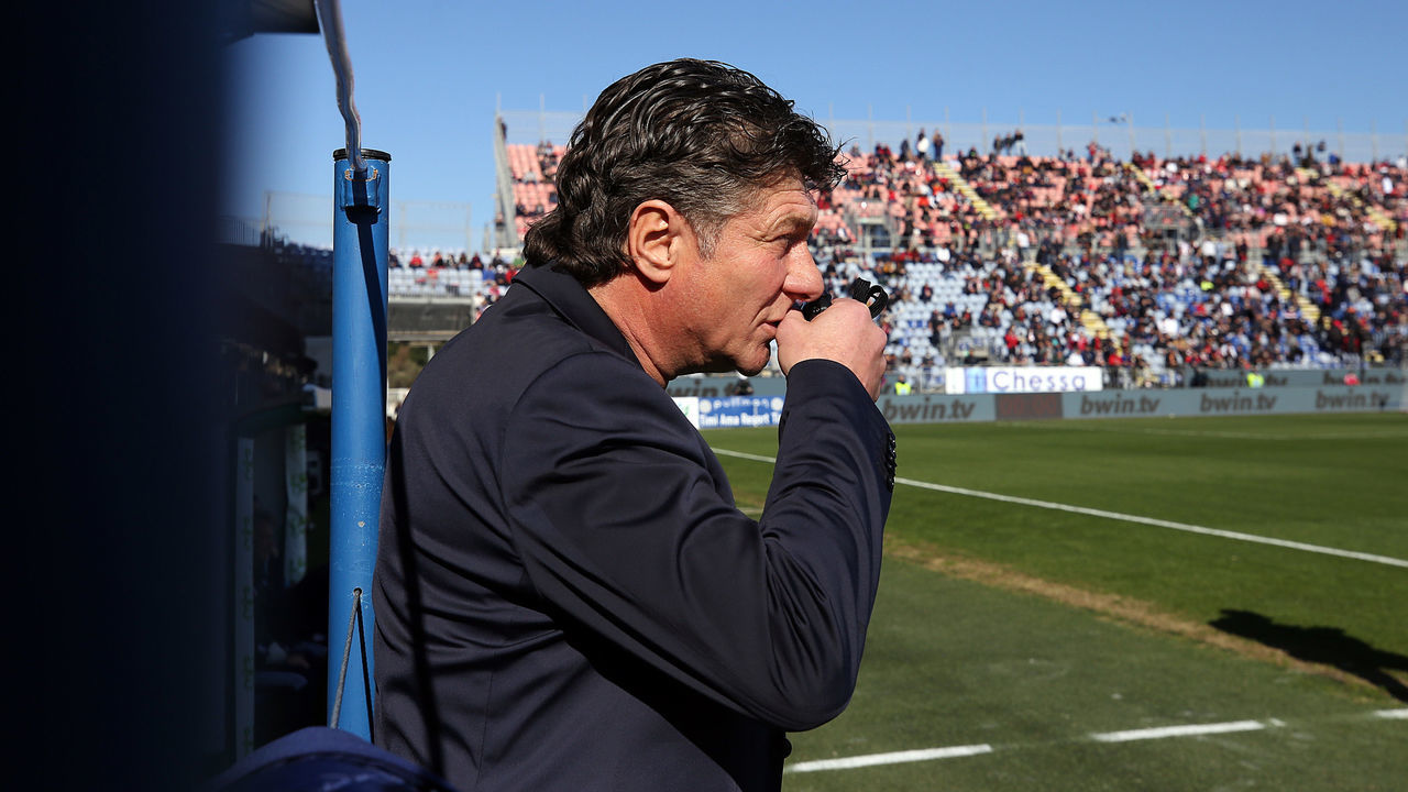 CAGLIARI, ITALY - JANUARY 23: Walter Mazzarri coach of Cagliari lools on during the Serie A match between Cagliari Calcio and ACF Fiorentina at Sardegna Arena on January 23, 2022 in Cagliari, Italy.