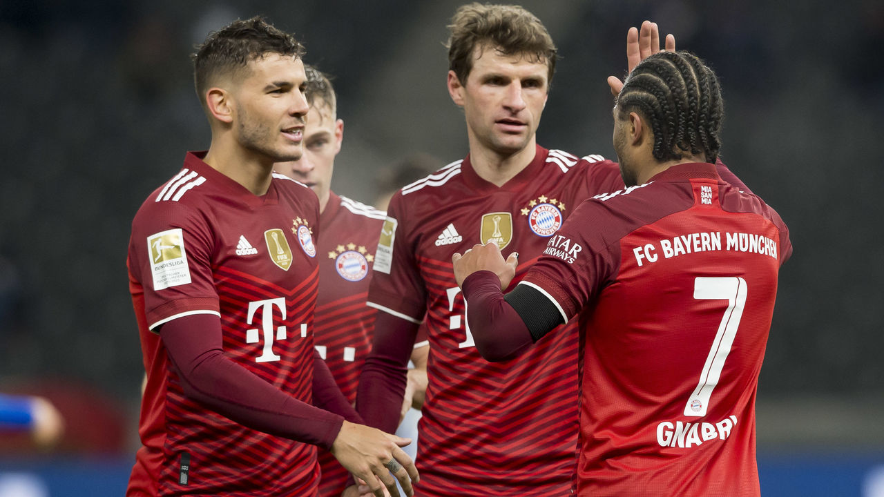 BERLIN, GERMANY - JANUARY 23: Serge Gnabry of Bayern Muenchen celebrates after scoring his team's fourth goal with teammates during the Bundesliga match between Hertha BSC and FC Bayern München at Olympiastadion on January 23, 2022 in Berlin, Germany.