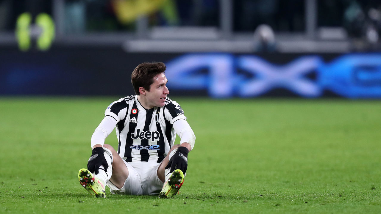 TURIN, ITALY - JANUARY 06: Federico Chiesa of Juventus FC looks dejected during the Serie A match between Juventus and SSC Napoli at Allianz Stadium on January 6, 2022 in Turin, Italy.