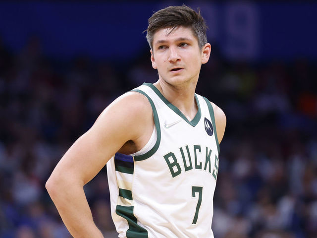 ORLANDO, FLORIDA - DECEMBER 30: Grayson Allen #7 of the Milwaukee Bucks looks on against the Orlando Magic at Amway Center on December 30, 2021 in Orlando, Florida.