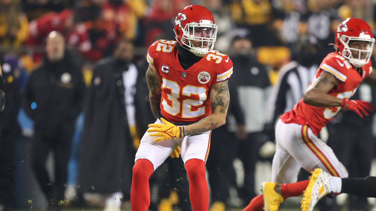 KANSAS CITY, MO - JANUARY 16: Kansas City Chiefs free safety Tyrann Mathieu (32) in the third quarter of an AFC wild card playoff game between the Pittsburgh Steelers and Kansas City Chiefs on Jan 16, 2022 at GEHA Field at Arrowhead Stadium in Kansas City, MO.