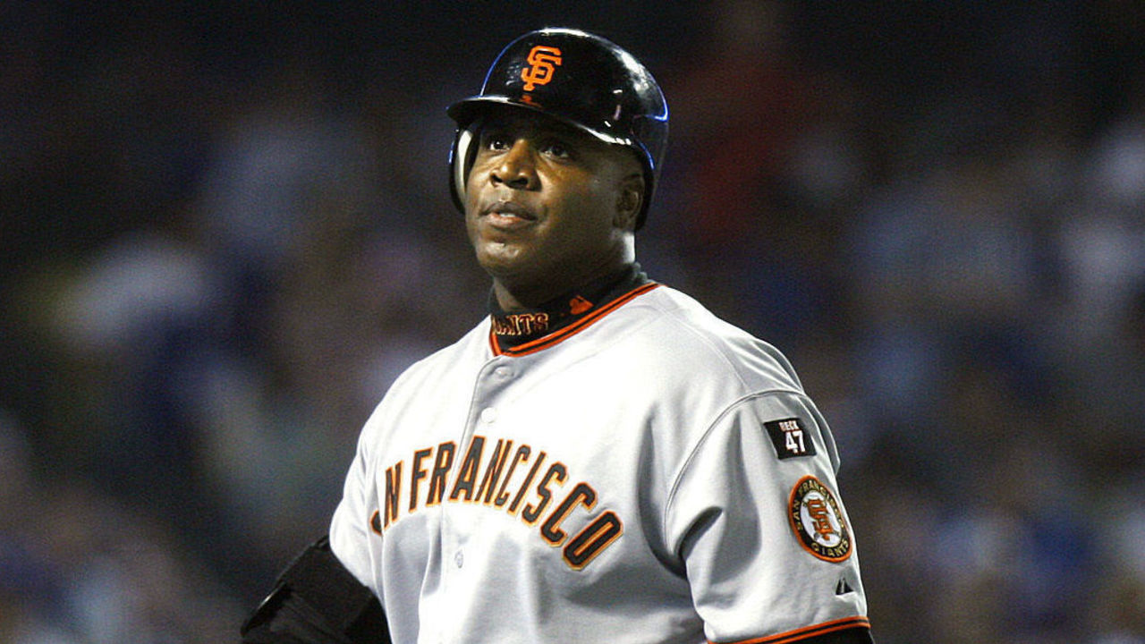 Giants Barry Bonds walks back to the dugout after poping up to the infield against the Dodgers in the 5th inning at Dodger Stadium Thursday night.