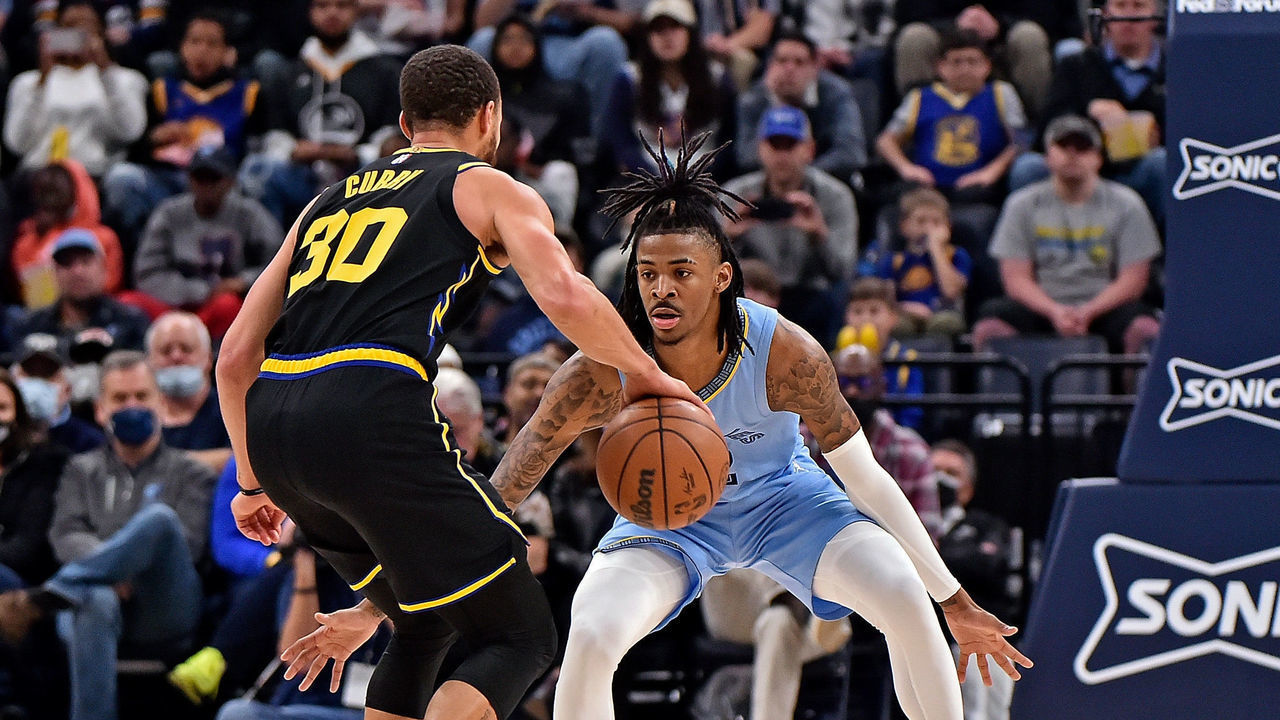MEMPHIS, TENNESSEE - JANUARY 11: Ja Morant #12 of the Memphis Grizzlies guards Stephen Curry #30 of the Golden State Warriors during the second half at FedExForum on January 11, 2022 in Memphis, Tennessee. NOTE TO USER: User expressly acknowledges and agrees that, by downloading and or using this photograph, User is consenting to the terms and conditions of the Getty Images License Agreement.