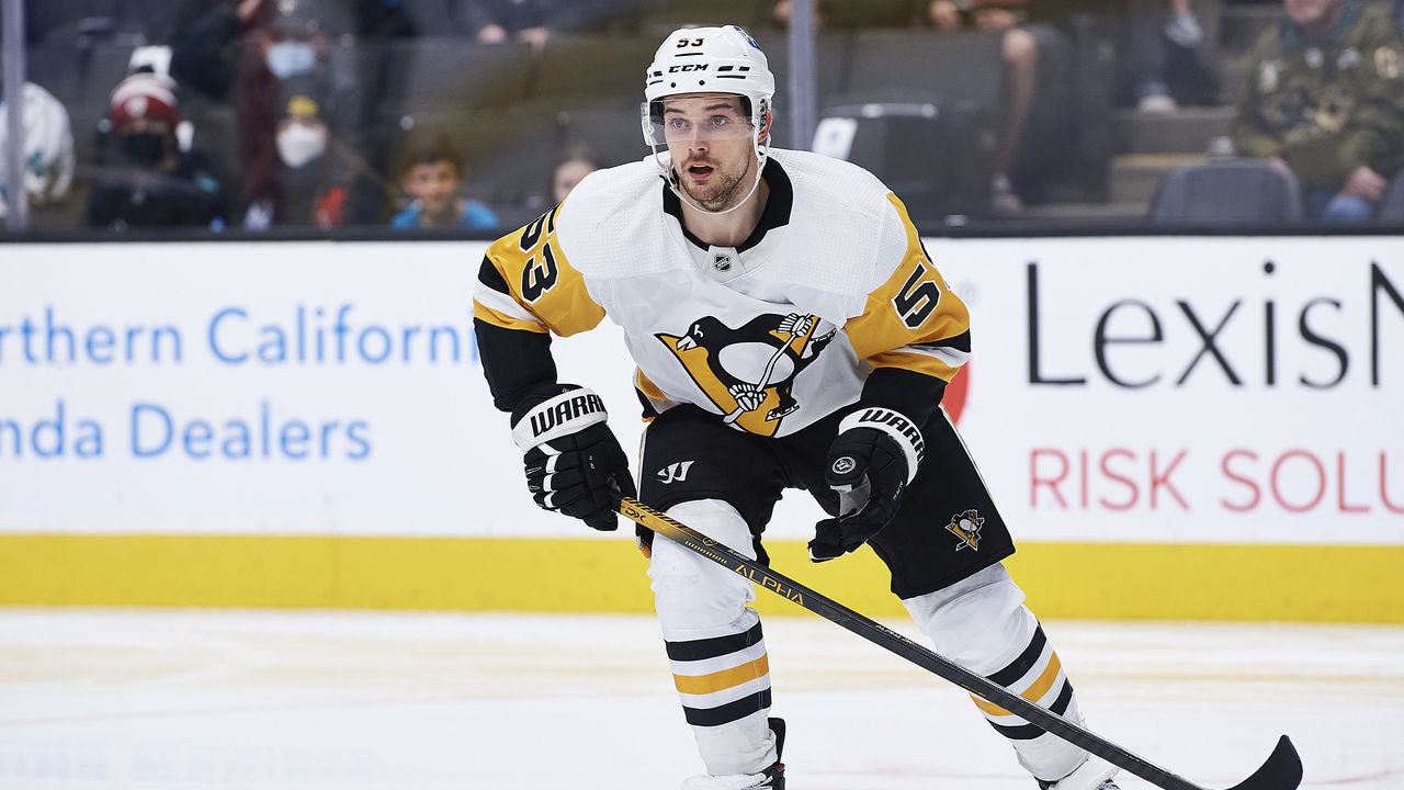SAN JOSE, CA - JANUARY 15: Pittsburgh Penguins center Teddy Blueger (53) skates during the NHL game between the San Jose Sharks and the Pittsburgh Penguins on January 15, 2022 at SAP Center in San Jose, CA.