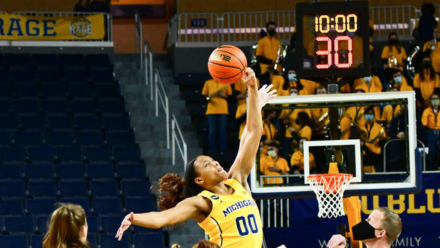 ANN ARBOR, MI - JANUARY 20: Michigan Wolverines forward Naz Hillmon (00) wins the opening tipoff during the Michigan Wolverines versus the Wisconsin Badgers womens game on Thursday January 20, 2022 at the Crisler Center in Ann Arbor, MI.