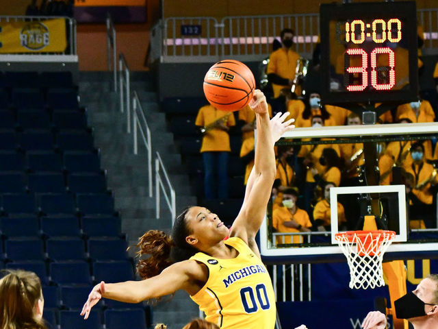ANN ARBOR, MI - JANUARY 20: Michigan Wolverines forward Naz Hillmon (00) wins the opening tipoff during the Michigan Wolverines versus the Wisconsin Badgers womens game on Thursday January 20, 2022 at the Crisler Center in Ann Arbor, MI.