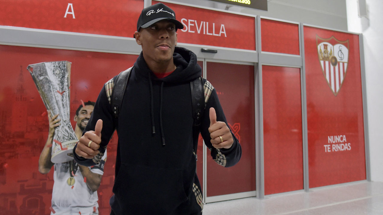 Manchester United player, French forward Anthony Martial poses at the airport upon his arrival in Seville on January 25, 2022. - Sevilla FC would have reached an agreement with Manchester United to sign French forward Anthony Martial on loan until the end of the season.