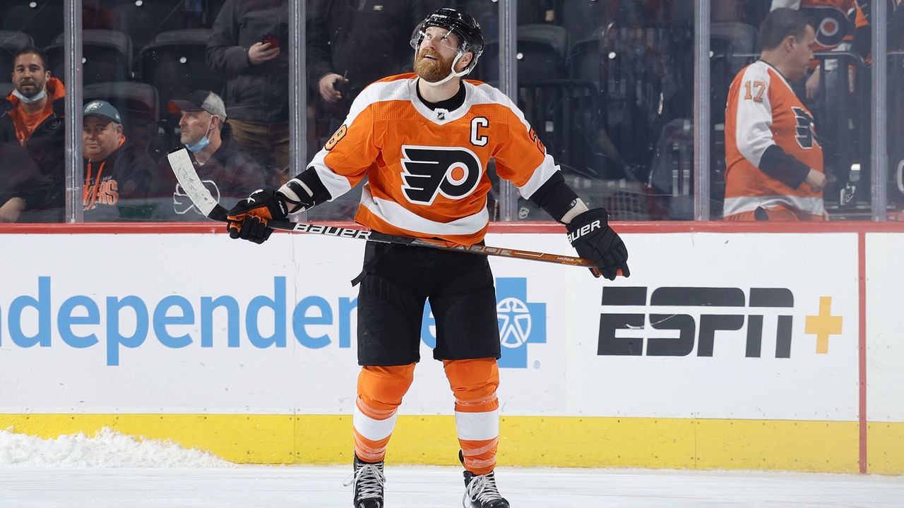 PHILADELPHIA, PENNSYLVANIA - JANUARY 18: Claude Giroux #28 of the Philadelphia Flyers looks on after missing a penalty shot during a penalty shootout against the New York Islanders at Wells Fargo Center on January 18, 2022 in Philadelphia, Pennsylvania.