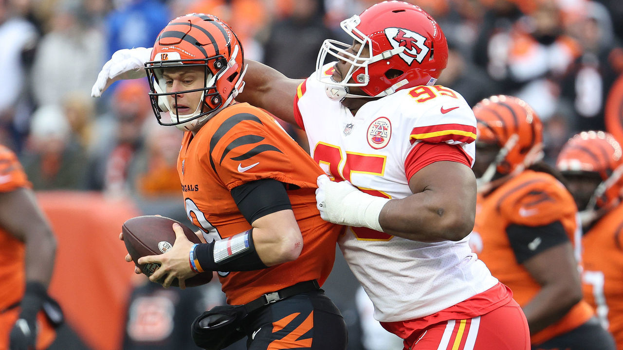CINCINNATI, OHIO - JANUARY 02: Joe Burrow #9 of the Cincinnati Bengals is defended by Chris Jones #95 of the Kansas City Chiefs at Paul Brown Stadium on January 02, 2022 in Cincinnati, Ohio.