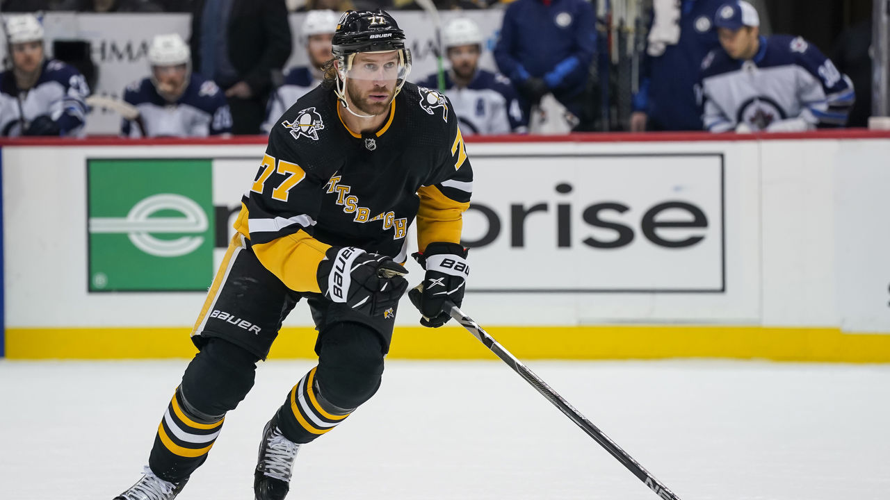 PITTSBURGH, PA - JANUARY 23: Pittsburgh Penguins Center Jeff Carter (77) skates during the third period in the NHL game between the Pittsburgh Penguins and the Winnipeg Jets on January 23, 2022, at PPG Paints Arena in Pittsburgh, PA.