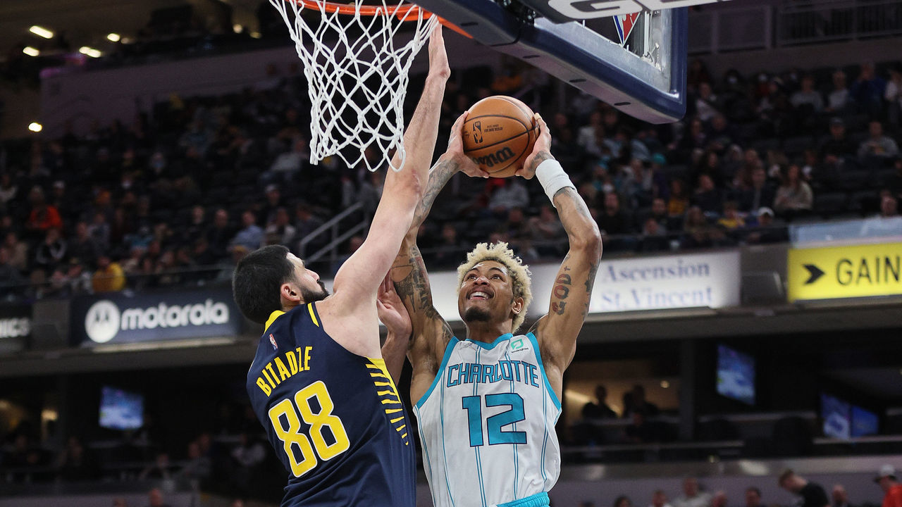 INDIANAPOLIS, INDIANA - JANUARY 26: Kelly Oubre Jr #12 of the Charlotte Hornets shoots the ball against the Indiana Pacers at Gainbridge Fieldhouse on January 26, 2022 in Indianapolis, Indiana.