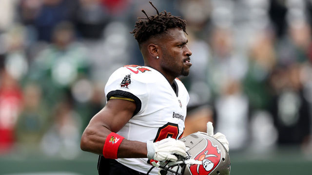 EAST RUTHERFORD, NEW JERSEY - JANUARY 02: Antonio Brown #81 of the Tampa Bay Buccaneers looks on against the New York Jets during the game at MetLife Stadium on January 02, 2022 in East Rutherford, New Jersey.