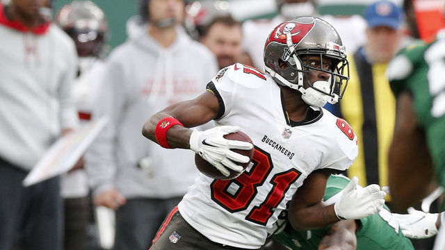 EAST RUTHERFORD, NEW JERSEY - JANUARY 02: (NEW YORK DAILIES OUT) Antonio Brown #81 of the Tampa Bay Buccaneers in action against the New York Jets at MetLife Stadium on January 02, 2022 in East Rutherford, New Jersey. The Buccaneers defeated the Jets 28-24.