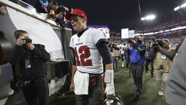 Football: NFL Playoffs: Tampa Bay Buccaneers QB Tom Brady walking off field after game vs Los Angeles Rams at Raymond James Stadium. Tampa, FL 1/23/2022 CREDIT: Simon Bruty