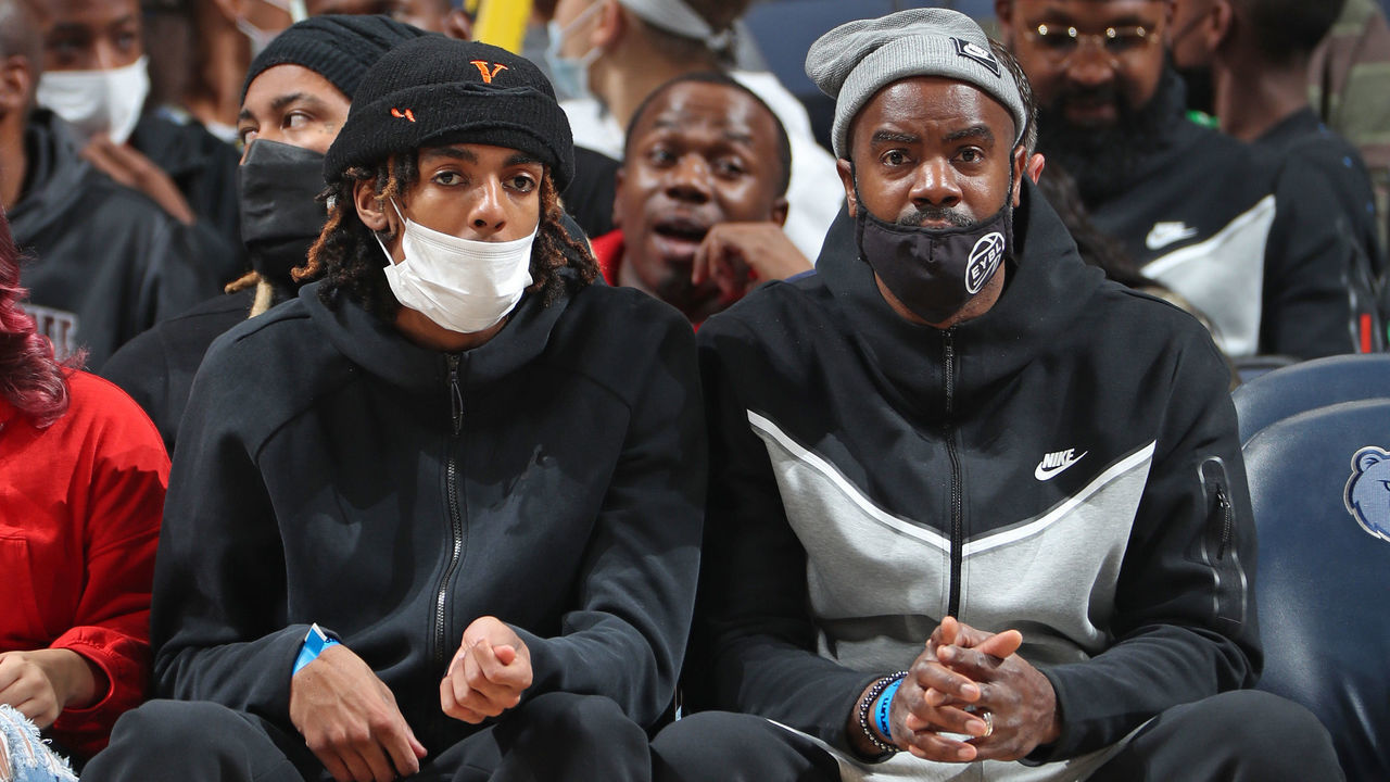 MEMPHIS, TN - NOVEMBER 10: Emoni Bates and Elgin Bates attend the Charlotte Hornets game against the Memphis Grizzlies on November 10, 2021 at FedExForum in Memphis, Tennessee. Mandatory Copyright Notice: Copyright 2021 NBAE