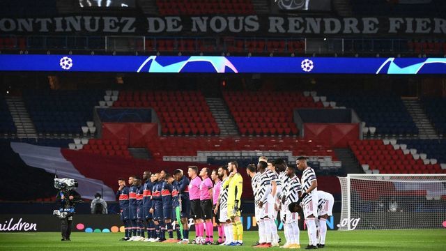 Paris Saint-Germain's players and Manchester United's players line up in an empty stadium prior to the UEFA Champions League Group H first-leg football match between Paris Saint-Germain (PSG) and Manchester United played behind closed doors due to new Covid-19 restrictions at the Parc des Princes stadium in Paris on October 20, 2020.