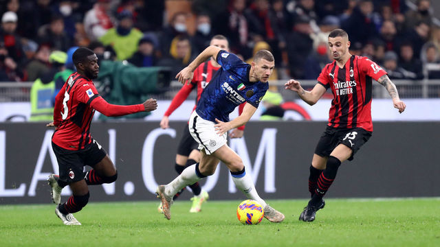 MILAN, ITALY - NOVEMBER 07: (BILD OUT) Edin Dzeko of FC Internazionale controls the ball during the Serie A match between AC Milan and FC Internazionale at Stadio Giuseppe Meazza on November 7, 2021 in Milan, Italy.