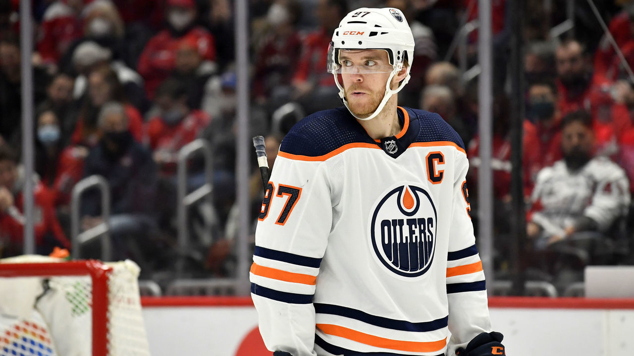WASHINGTON, DC - FEBRUARY 02: Oilers center Connor McDavid (97) looks up at the scoreboard during the Edmonton Oilers versus Washington Capitals National Hockey League game on February 2, 2022 at Capital One Arena in Washington, D.C.