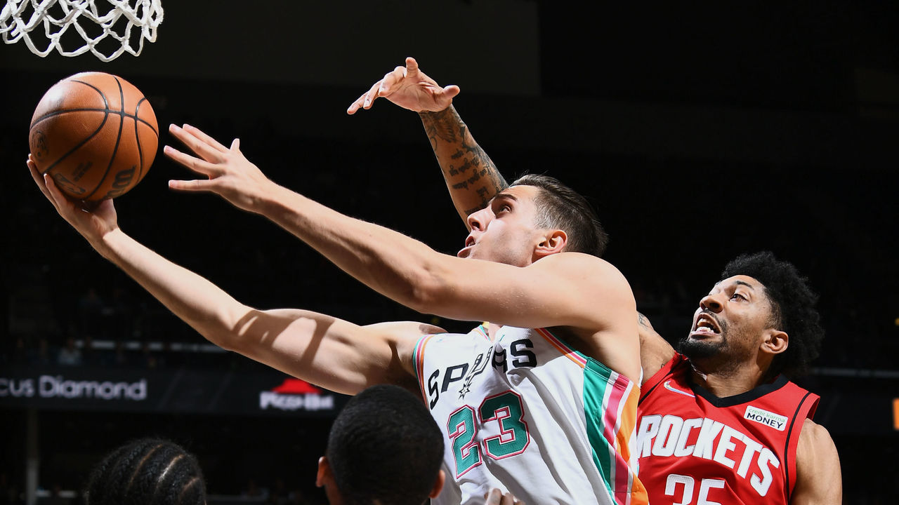 San Antonio, TX - FEBRUARY 4: Zach Collins #23 of the San Antonio Spurs shoots the ball during the game against the Houston Rockets on February 4, 2022 at AT&T Center in San Antonio, Texas. Mandatory Copyright Notice: Copyright 2022 NBAE