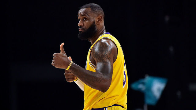 MEMPHIS, TENNESSEE - DECEMBER 29: Los Angeles Lakers forward LeBron James #6 gives a thumbs up during the game against the Memphis Grizzlies at FedExForum on December 29, 2021 in Memphis, Tennessee.