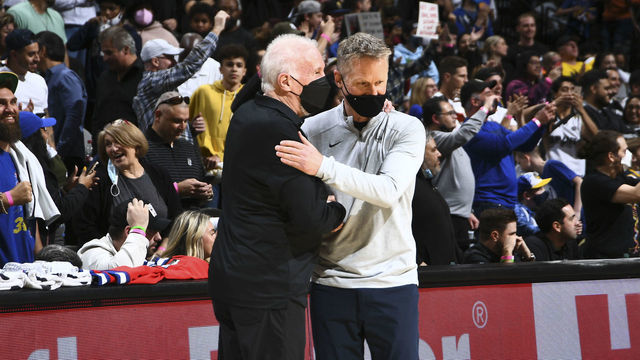 SAN ANTONIO, TX - FEBRUARY 1: Head Coach Gregg Popovich of the San Antonio Spurs hugs Head Coach Steve Kerr of the Golden State Warriors after the game on February 1, 2022 at the AT&T Center in San Antonio, Texas. Mandatory Copyright Notice: Copyright 2022 NBAE (Photos by Michael Gonzales/NBAE via Getty Images)