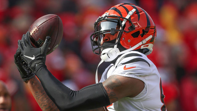 KANSAS CITY, MO - JANUARY 30: Cincinnati Bengals wide receiver Tee Higgins (85) makes a catch before the AFC Championship game between the Cincinnati Bengals and Kansas City Chiefs on Jan 30, 2022 at GEHA Field at Arrowhead Stadium in Kansas City, MO.