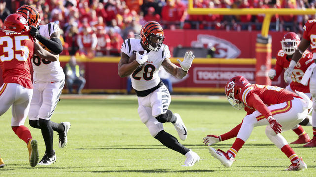 Football: NFL Playoffs: Cincinnati Bengals Joe Mixon (28) in action, rushing vs Kansas City Chiefs at Arrowhead Stadium. Kansas City, MO 1/30/2022 CREDIT: David E. Klutho