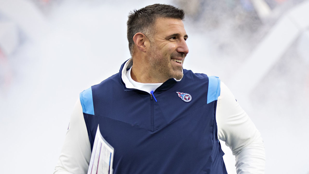 NASHVILLE, TENNESSEE - JANUARY 2: Head Coach Mike Vrabel of the Tennessee Titans during introductions before a game against the Miami Dolphins at Nissan Stadium on January 2, 2022 in Nashville, Tennessee. The Titans defeated the Dolphins 34-3.