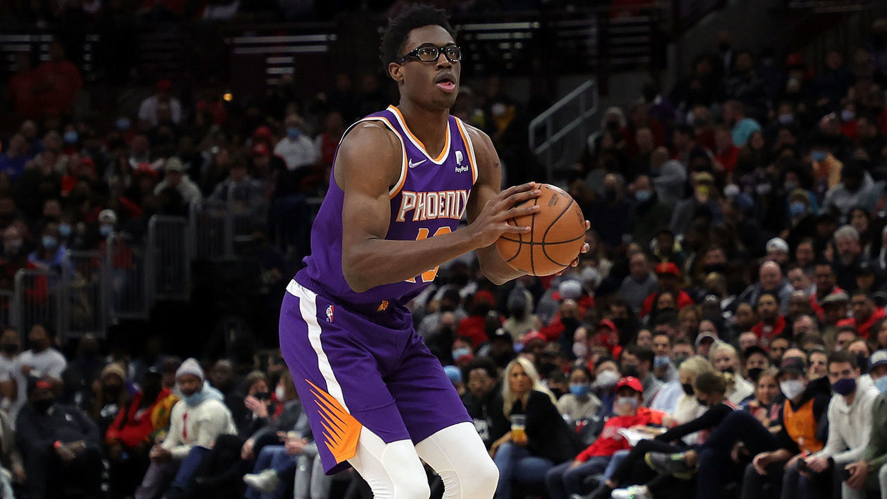 CHICAGO, ILLINOIS - FEBRUARY 07: Jalen Smith #10 of the Phoenix Suns takes a three point shot during a game against the Chicago Bulls at United Center on February 07, 2022 in Chicago, Illinois. The Suns defeated the Bulls 127-124.