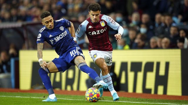 BIRMINGHAM, ENGLAND - FEBRUARY 09: Raphinha of Leeds United competes with Philippe Coutinho of Aston Villa during the Premier League match between Aston Villa and Leeds United at Villa Park on February 09, 2022 in Birmingham, England.