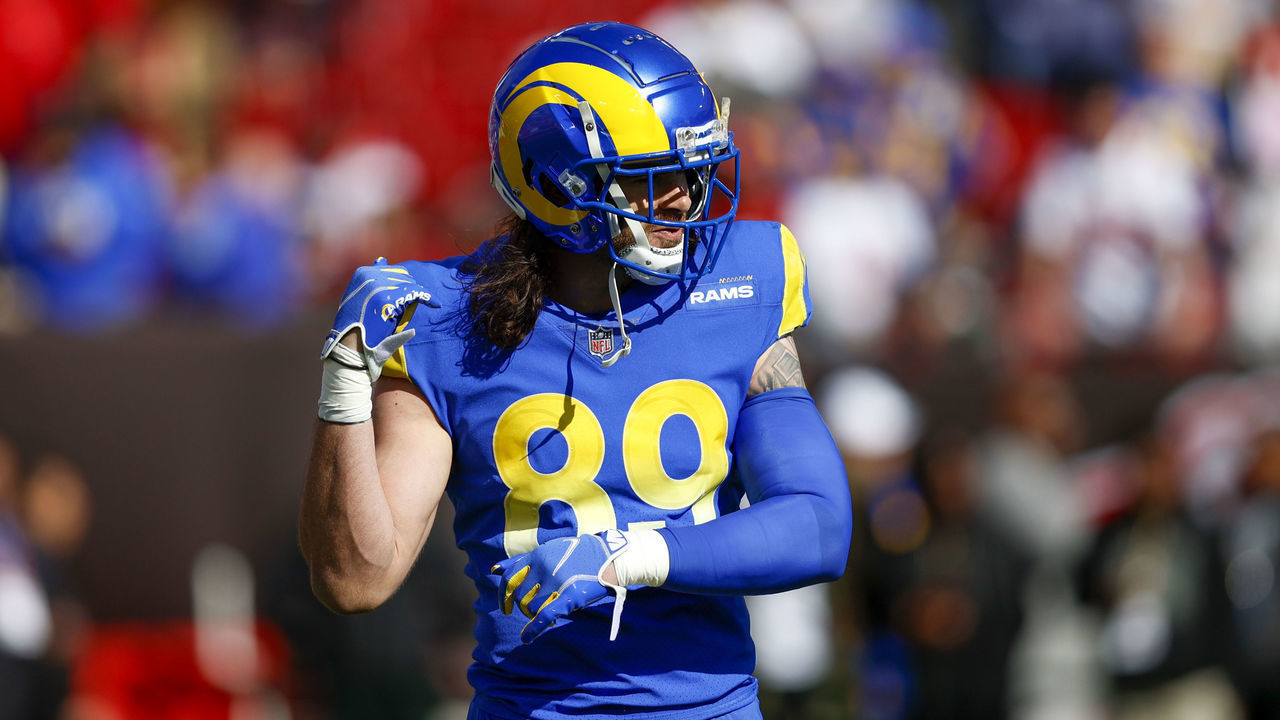 TAMPA, FL - JANUARY 23: Los Angeles Rams tight end Tyler Higbee (89) before the NFC Divisional playoff game between the Los Angeles Rams and the Tampa Bay Buccaneers on January 23, 2022, at Raymond James Stadium in Tampa , FL.